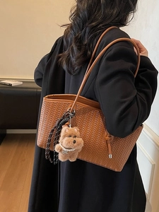 Sac à main marron tissé avec pendentif en peluche et texture élégante en motif V