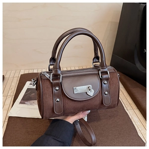 Détail du sac seau cylindre léopard vintage avec pendentif cœur et coutures en cuir