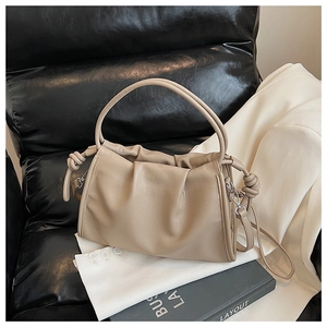Detail der beigen Falten-Cloud-Tasche mit Lederstruktur und Knotenschultergurt