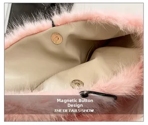 Vue détaillée du sac en peluche rose avec fermeture sécurisée par deux boutons aimantés