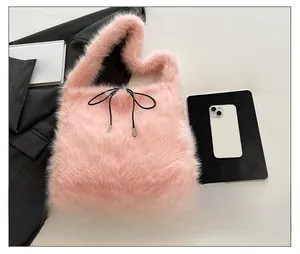 Vue détaillée du sac cabas en fausse fourrure rose avec cordon de serrage noir élégant