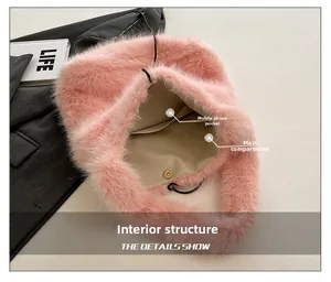Vue détaillée de l'intérieur du sac en peluche rose avec boucle magnétique et poches