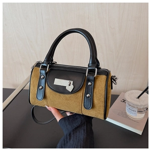 Détail du sac seau léopard vintage avec pendentif en forme de cœur et bordure en cuir