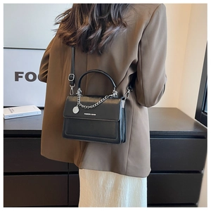 Schicke schwarze Umhängetasche mit Silberkette und elegantem runden Metallanhänger