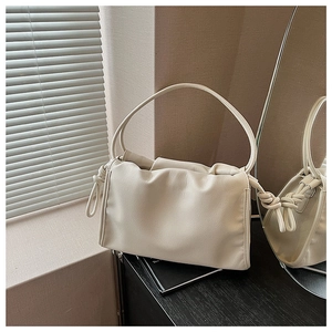 Detailansicht der cremefarbenen Wolken-Handtasche mit Faltenwurf und Knoten-Akzenten