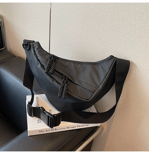 Details der schwarzen Nylon-Halbmond-Umhängetasche mit breitem Gurt und Seil-Reißverschluss