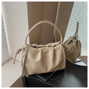 Detail der beigen gerafften Cloud-Bag mit weichem Leder und geknotetem Riemendesign
