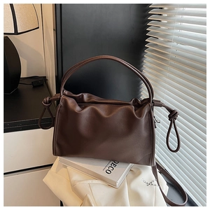 Detailansicht der dunkelbraunen Cloud-Tasche mit Falten, Knoten und feiner Lederstruktur