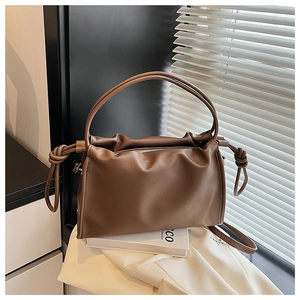 Detailansicht der braunen Leder-Wolken-Tasche mit seitlichem Kordelzug-Knoten