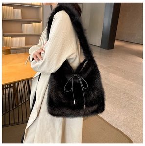 Détail du sac cabas noir en fausse fourrure avec cordon à nœud et embouts en métal