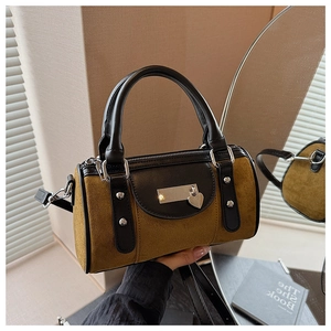 Détail du pendentif en cœur et des coutures en cuir sur le sac seau motif léopard