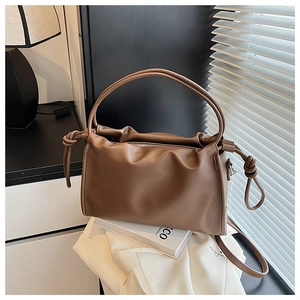 Detail der mokkafarbenen Cloud-Bag mit Premium-Litschi-Leder und Kordelzug-Knoten-Design