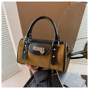 Détail du sac seau léopard avec pendentif cœur argenté et garniture en cuir lisse