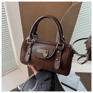 Détail du sac seau vintage à imprimé léopard avec pendentif cœur et texture suédée