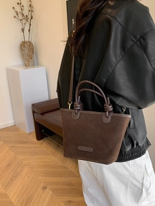Borsa a secchiello in pelle scamosciata marrone scuro con manico a nodo e tracolla di classe