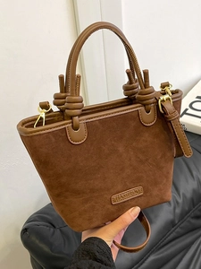 Borsa a secchiello in pelle scamosciata marrone con manico e tracolla per donna
