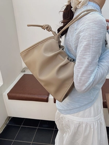 Beigefarbene Wolkentasche mit Falten und Knotenschultergurt, geräumiges Design für Damen