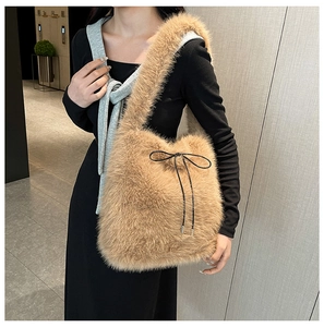 Sac bandoulière en fausse fourrure camel avec nœud noir minimaliste et texture douce