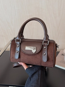 Sac Seau Boston en Cuir PU Dépoli Rétro pour Femmes Mode Couleur Contrastée Épissage Sac à Main Bandoulière Avec Pendentif Coeur