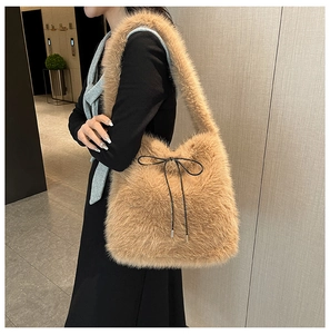Détail du sac cabas en fausse fourrure marron clair avec un petit nœud papillon noir