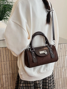 Sac cylindrique rétro en daim marron avec garniture en cuir et breloque en cœur