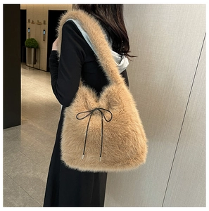 Vue détaillée d'un sac cabas en fausse fourrure kaki avec un nœud décoratif noir