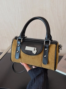 Sac seau à motif léopard avec texture en daim et pendentif cœur élégant