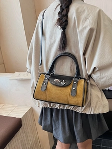 Sac seau léopard avec clous argentés et breloque en forme de cœur en jaune moutarde et noir