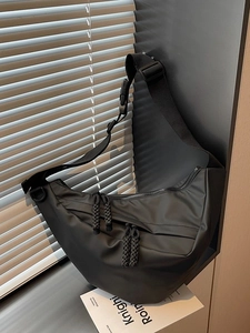 Große schwarze Nylon-Halbmond-Umhängetasche mit verstellbarem Gurt und Doppelreißverschluss