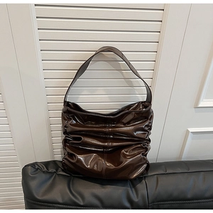 Dettaglio borsa hobo in pelle verniciata testa di moro con finitura plissettata