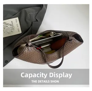 Vista interna della grande borsa tote intrecciata marrone con spazio per laptop e accessori