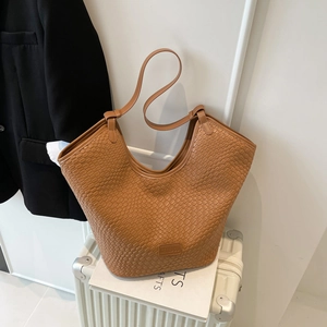 Dettaglio della trama intrecciata marrone e del logo del marchio sulla borsa tote vintage