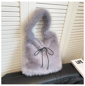 Détail d'un sac cabas en peluche lavande avec fausse fourrure longue et nœud en cuir noir