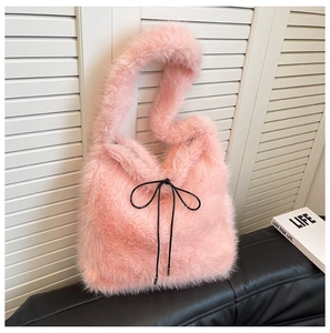 Détail du sac cabas en fausse fourrure rose montrant sa texture et son nœud noir