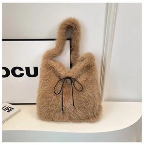 Détail du sac fourre-tout en peluche camel avec nœud noir et texture fausse fourrure