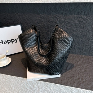 Dettaglio della borsa tote in pelle intrecciata nera con logo rettangolare sobrio