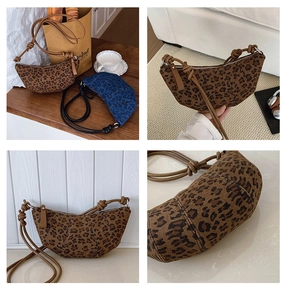 Dettaglio delle borse a mezzaluna leopardate vintage con tessuto a pieghe e nodi