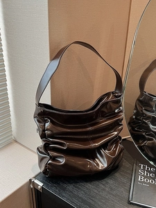 Borsa hobo a pieghe marrone caffè lucido con un'elegante silhouette a mezzaluna vintage