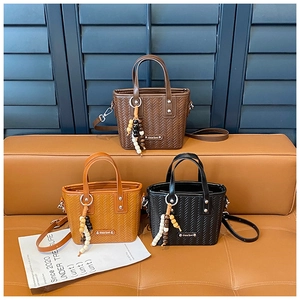 Trois sacs bandoulière en cuir tressé noir, jaune et marron avec perles
