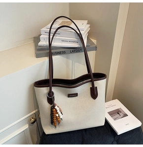 Off-white Canvas-Einkaufstasche mit braunem Lederbesatz und bunten Holzperlen-Quasten