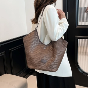 Vista dettagliata della trama in pelle intrecciata marrone scuro di una borsa hobo da donna