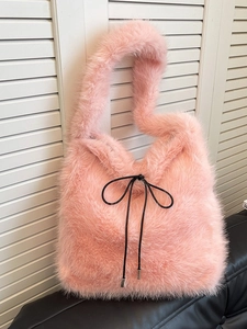 Sac à épaule en peluche rose avec nœud noir et texture douce en fausse fourrure