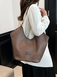 Grande borsa tote minimalista in pelle intrecciata caffè con tracolla lunga elegante