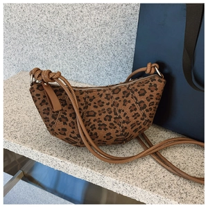 Dettaglio della borsa a tracolla leopardata vintage con nodo decorativo sul cinturino