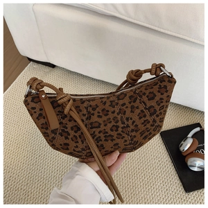 Dettaglio della borsa a mezzaluna leopardata con tracolla annodata alla moda