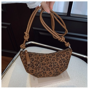 Dettaglio borsa hobo leopardata con tracolla annodata e chiusura a zip argentata