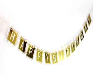 Détail de la bannière HAPPY BIRTHDAY miroir doré avec bordures en dentelle ajourée fine