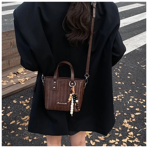 Sac tressé marron foncé avec perles en bois rétro et bandoulière longue réglable