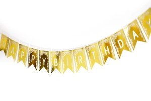 Détail de la bannière Happy Birthday dorée découpée au laser avec texture métallique