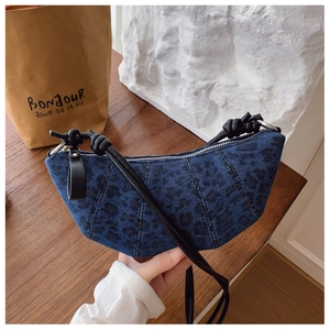 Borsa a mezzaluna in denim blu con stampa leopardata e dettagli di nodi in pelle